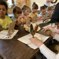 Dzieci malują farbami wybrane sylwety wiejskich zwierząt