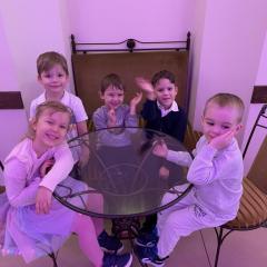 Dzieci czekają na spektakl 