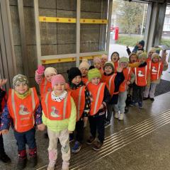 Dzieci czekają przed wejściem do stacji metra 