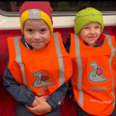 Dzieci jadą metrem