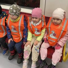 Dzieci jadą metrem