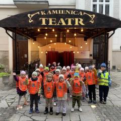 Dzieci przed wejściem to Teatru Kamienica