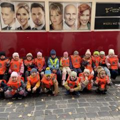 Dzieci przed zabytkowym tramwajem Teatru