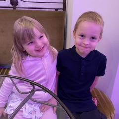 Dzieci uśmiechają się do zdjęcia