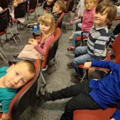 dzieci czekają na przedstawienie