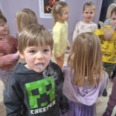 chłopcy prezentują swój eksperyment z chrupkami