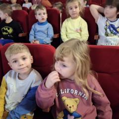 dzieci czekają na eksperymenty