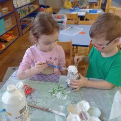 Ania i Borys malują bałwanka