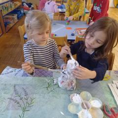 Hania i Amelka malują bałwanka