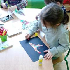 Dzieci rysują i wycinają rakiety