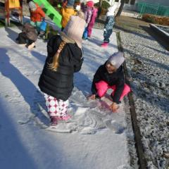 Antosia i Daria zgarniają śnieg