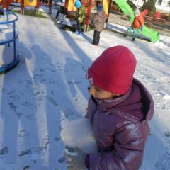 Kamilka bawi się śniegiem