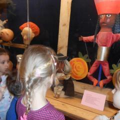 Dzieci oglądają wystawę lalek teatralnych