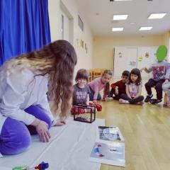 Dzieci dowiadują się czym jest Wahadło Newtona