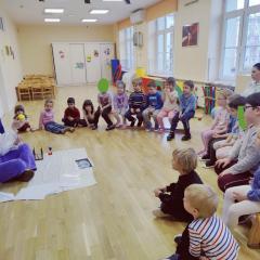 Smerfy z uwagą uczestniczą w zajęciach Labo Odkrywcy