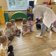   Dzieci sprawdzają wydobywające się bąbelki podczas eksperymentu