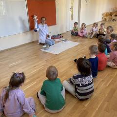 Dzieci witają się z profesorkiem Labolkiem