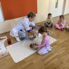 Dziewczynka pomaga podczas eksperymentu