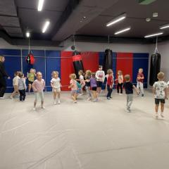 Dzieci podczas zabawy ruchowej