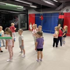 Dzieci słuchają zasad zabawy ruchowej