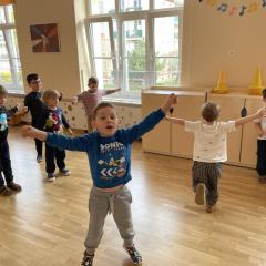 Dzieci podczas tańca