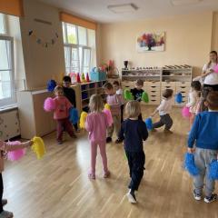 Dzieci podczas tańca z pomponami