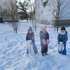 dzieci podrzucają śnieg