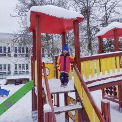 Chłopiec cieszy się śniegiem