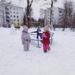 Dziewczynki bawią się na śniegu