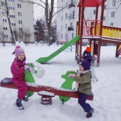 Dziewczynki cieszą się śniegiem