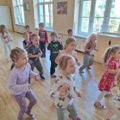 dzieci tańczą podczas zajęć tanecznych