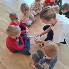   instruktorka rozdaje naklejki na zakończenie zajęć