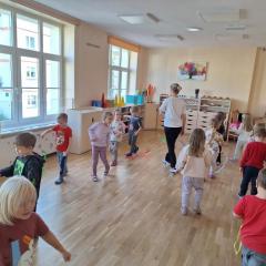 swobodny taniec z szarfami.