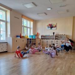 zabawa - do podłogi przyklejamy...