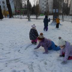 Dziewczynki bawią się na śniegu
