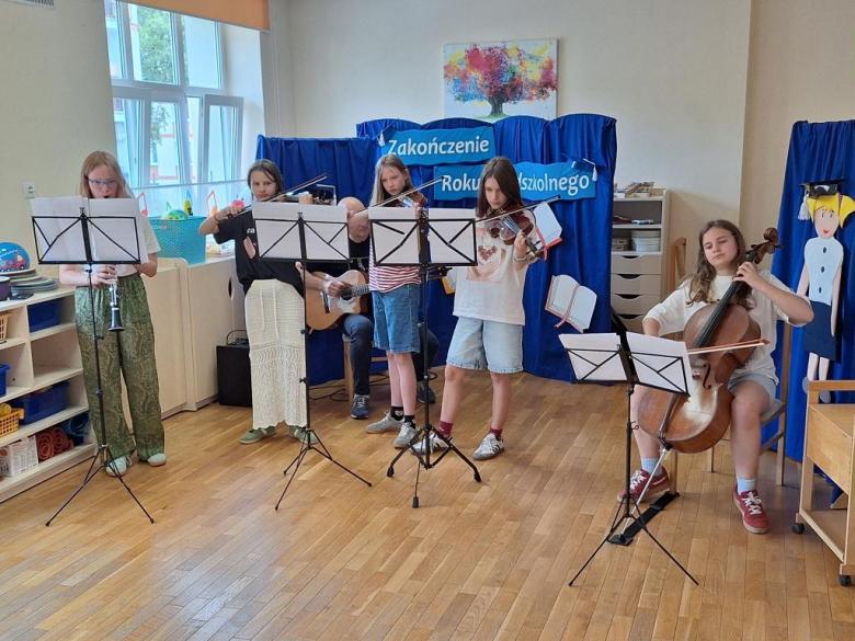 dziewczynki grają na instrumentach